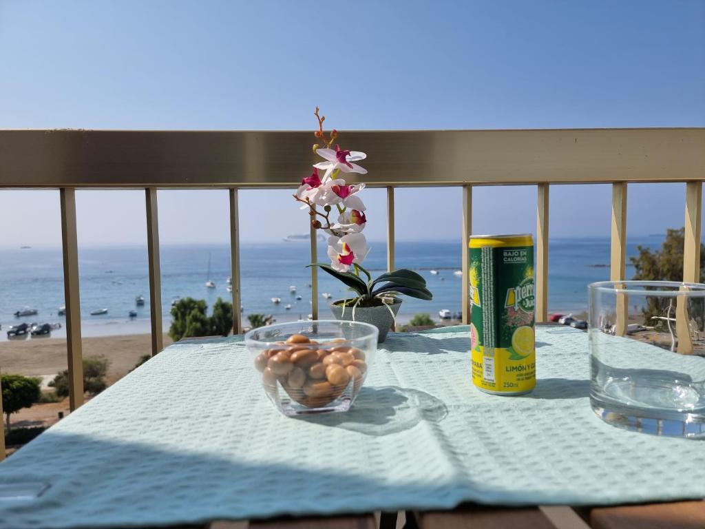 uma mesa com uma tigela de fruta numa varanda com praia em Super Modern Beachfront 1 bedroom - sleeps 4 em Limassol