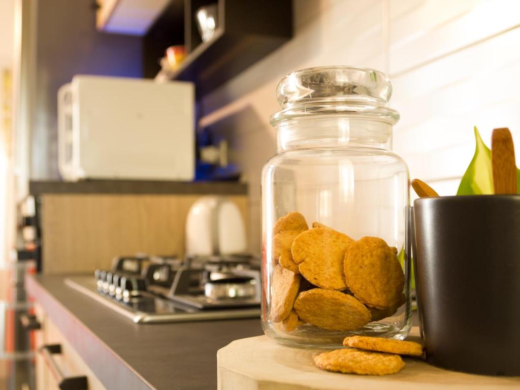 un pot en verre rempli de nourriture assis sur un comptoir de cuisine dans l'établissement Yourbanflat Il Nido Della Cipi, à Vérone