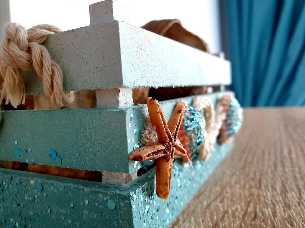 ein Holzboot mit Seestern auf einem Holztisch in der Unterkunft Apartament Dor de Delta Sulina in Sulina