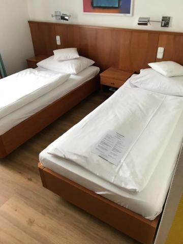 Postel nebo postele na pokoji v ubytování Seminar- und Urlaubshotel Schulz