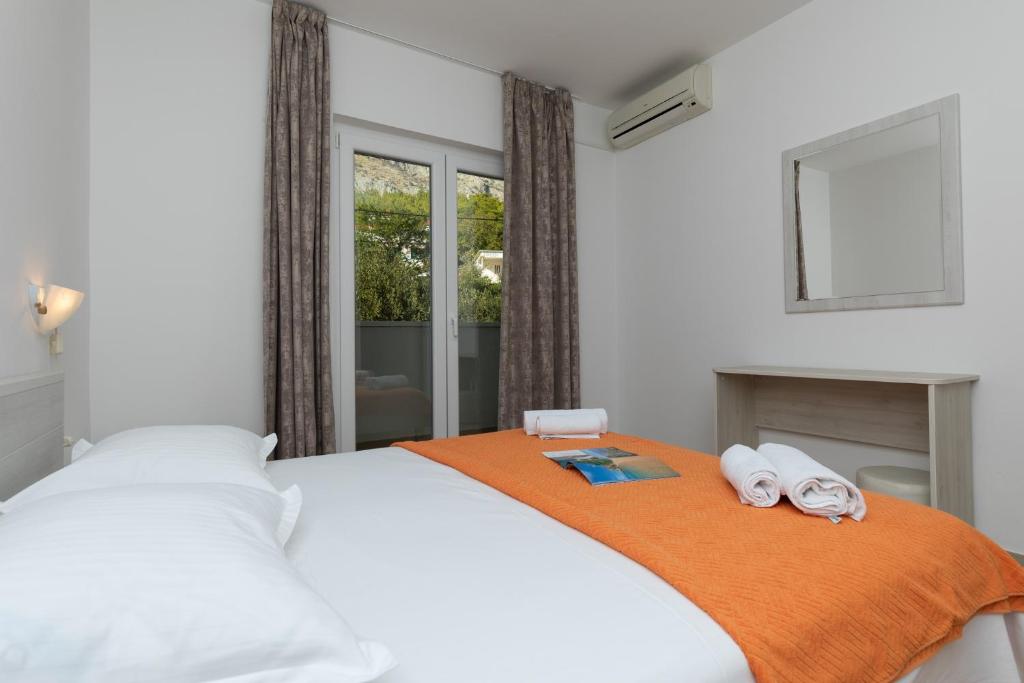 Postel nebo postele na pokoji v ubytování Apartments Bosiljka