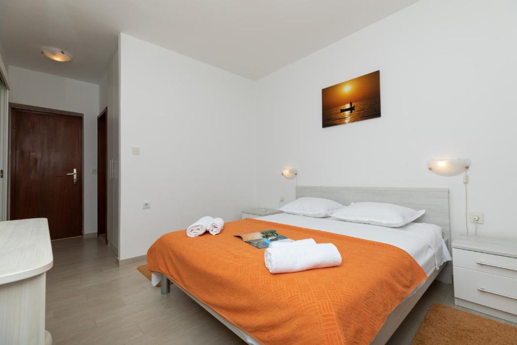 Postel nebo postele na pokoji v ubytování Apartments Bosiljka