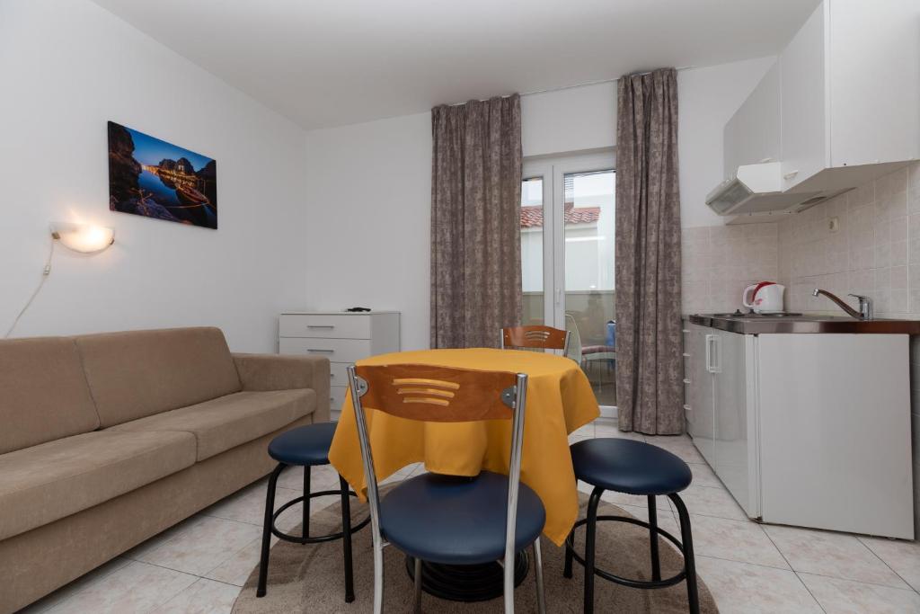 Kuchyň nebo kuchyňský kout v ubytování Apartments Bosiljka