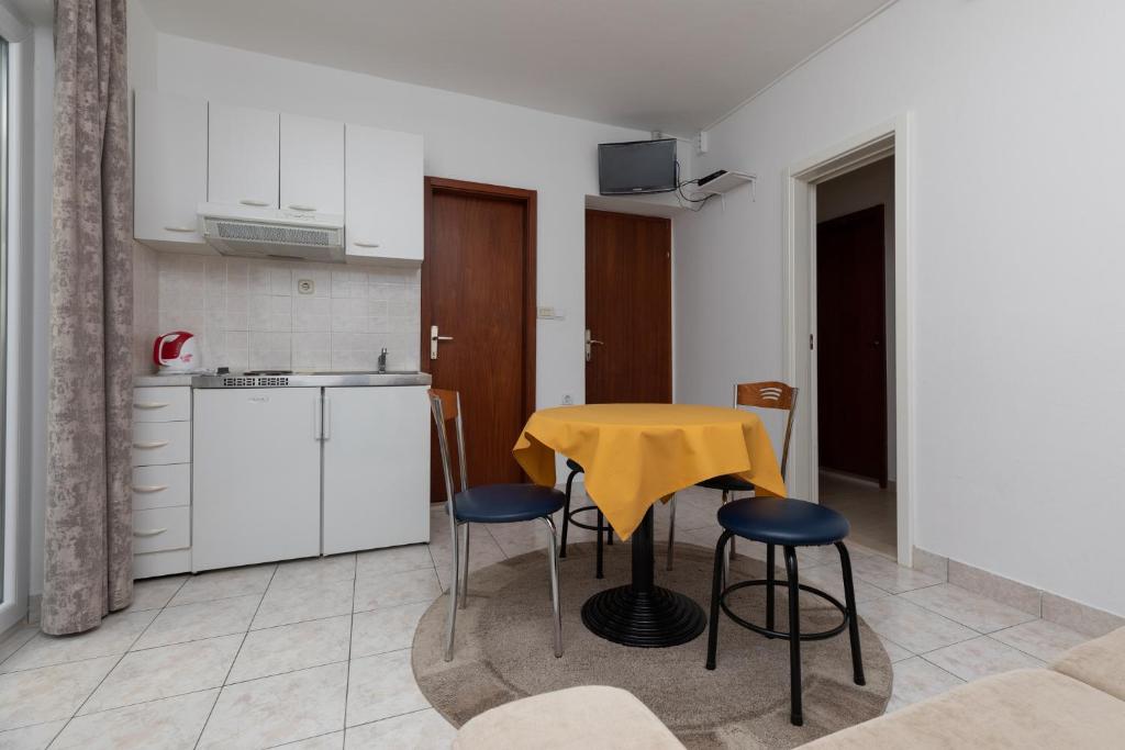 Kuchyň nebo kuchyňský kout v ubytování Apartments Bosiljka
