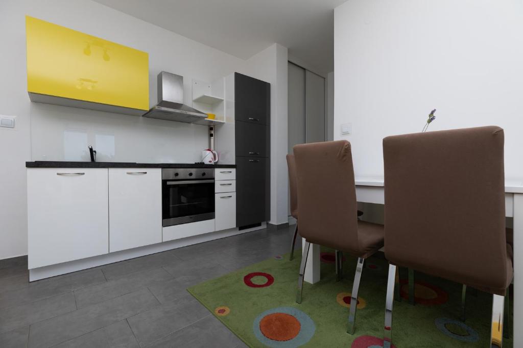 Kuchyň nebo kuchyňský kout v ubytování Apartments Bosiljka