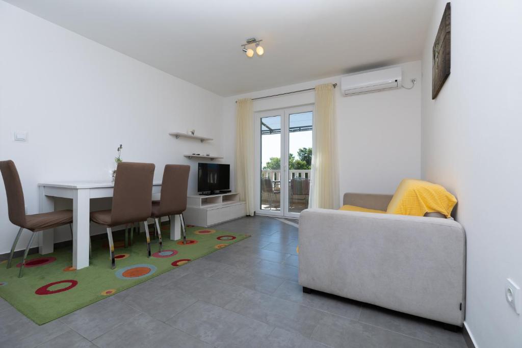 TV a/nebo společenská místnost v ubytování Apartments Bosiljka