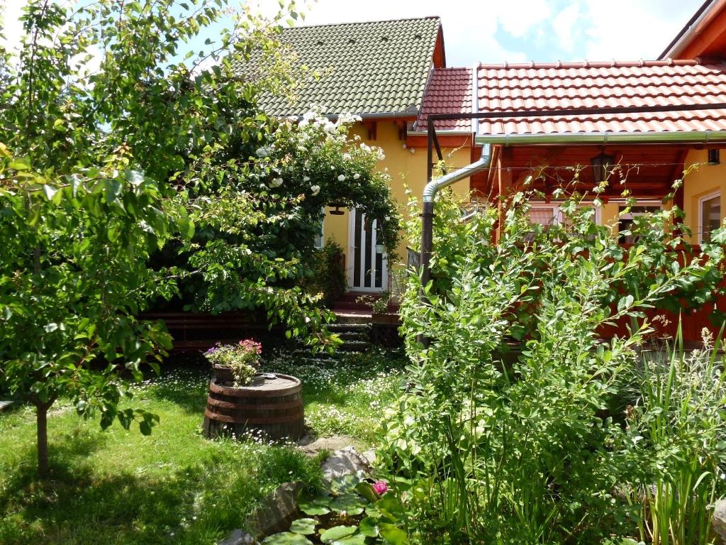 einen Garten vor einem Haus in der Unterkunft Angéla Vendegház in Tokaj