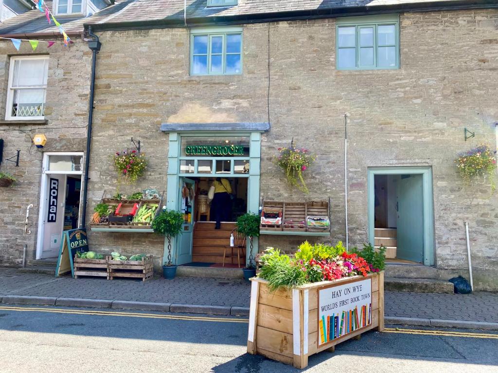 una tienda con flores frente a un edificio en Number 22, Castle Street en Hay-on-Wye