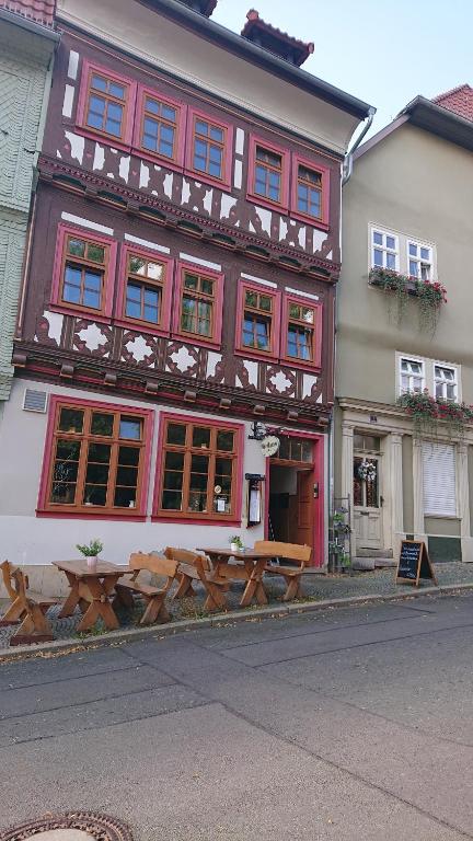 a building with a picnic table in front of it at Ferienwohnung zur Ratsklause in Arnstadt