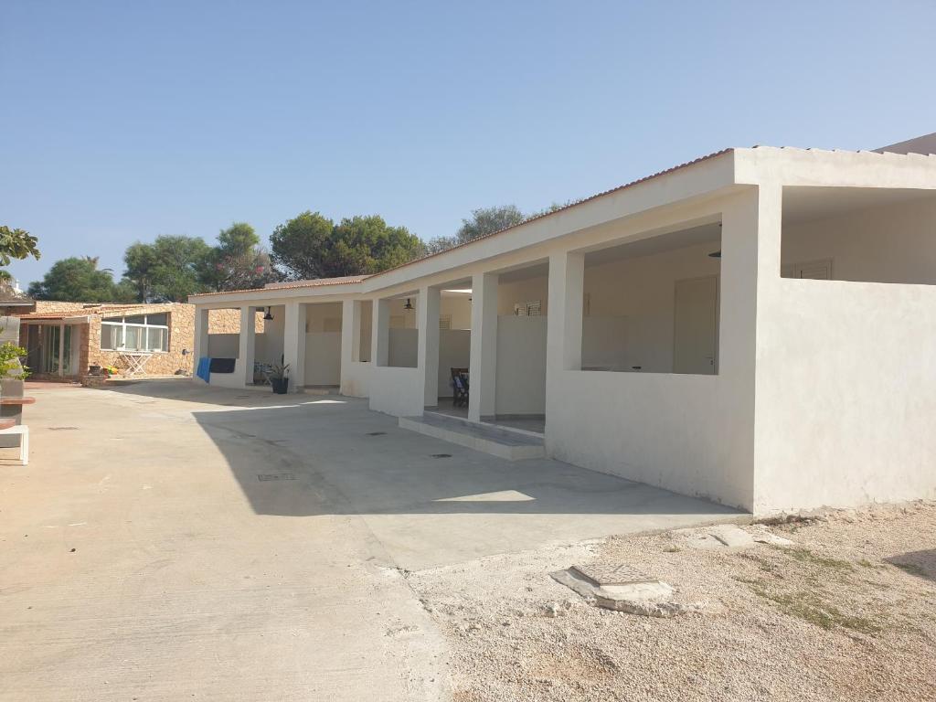 un bâtiment vide avec beaucoup de fenêtres dans l'établissement graziosa villetta III, à Lampedusa