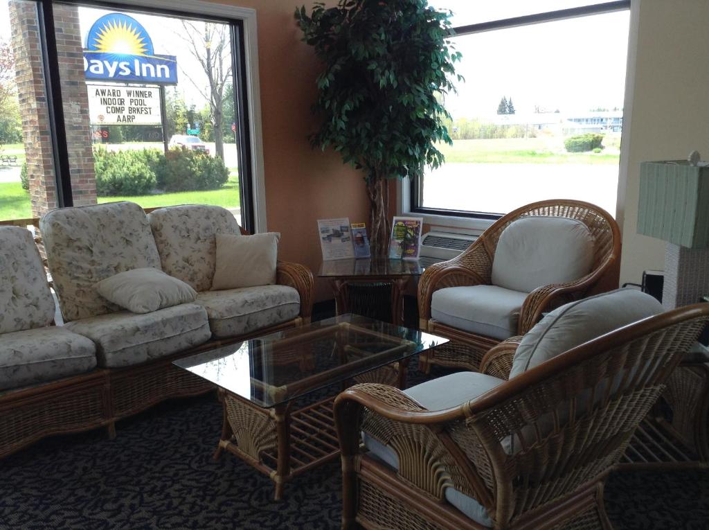 Posezení v ubytování Days Inn by Wyndham Mackinaw City - Lakeview