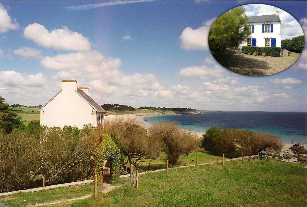 uma casa com vista para uma massa de água em NEVEZ - MAISON LES PIEDS DANS L EAU avec vue imprenable em Névez