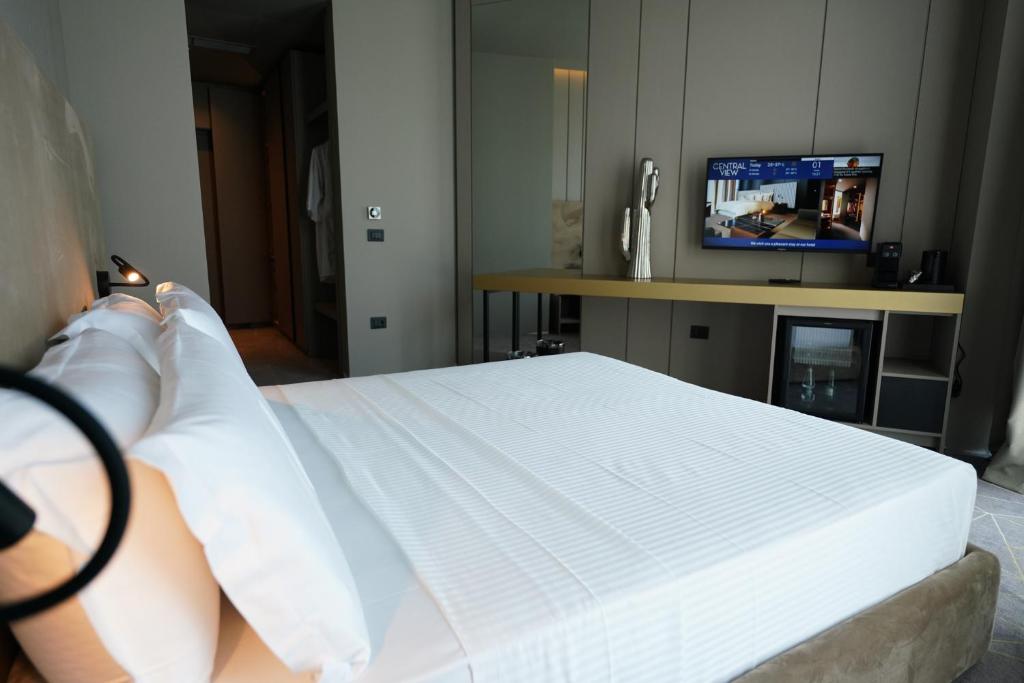 TV a/nebo společenská místnost v ubytování The Central View Boutique Hotel