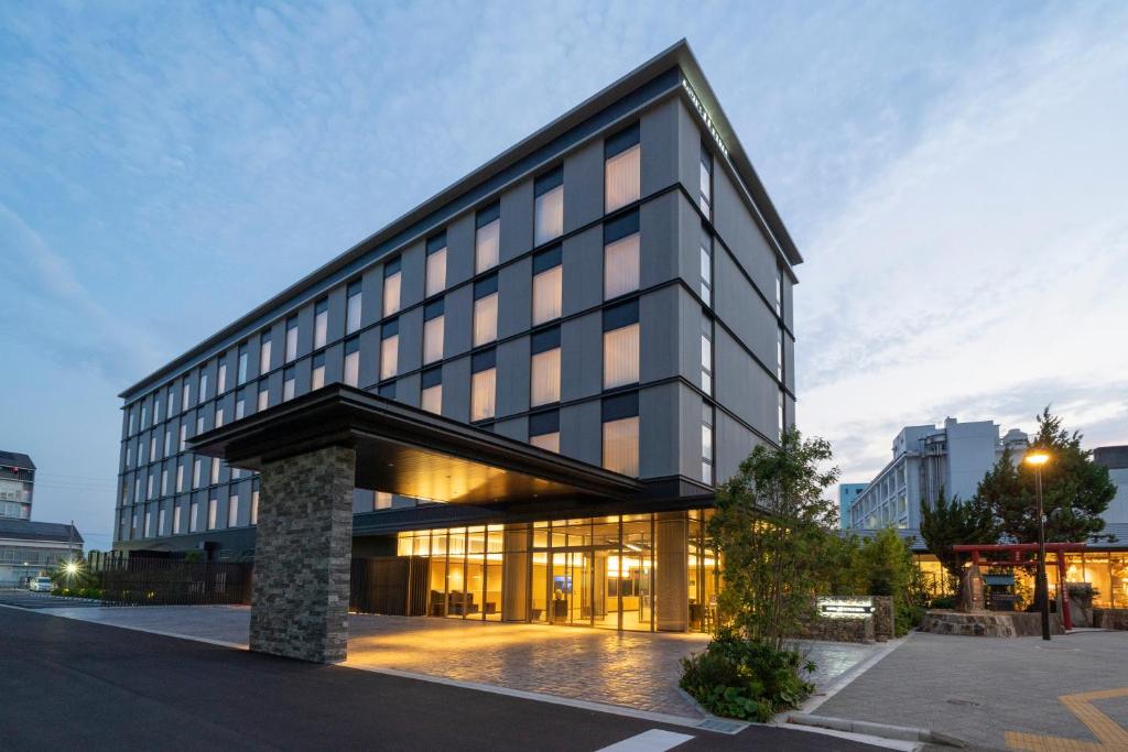 un gran edificio de oficinas con muchas ventanas en HOTEL μ STYLE INUYAMA experience en Inuyama