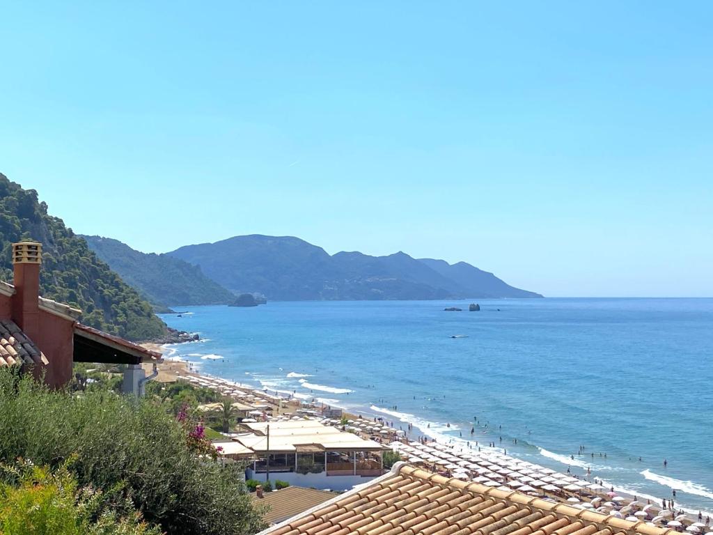 widok na plażę z parasolami i ocean w obiekcie Corfu, Glyfada, Sea la vie apartment w mieście Glifada