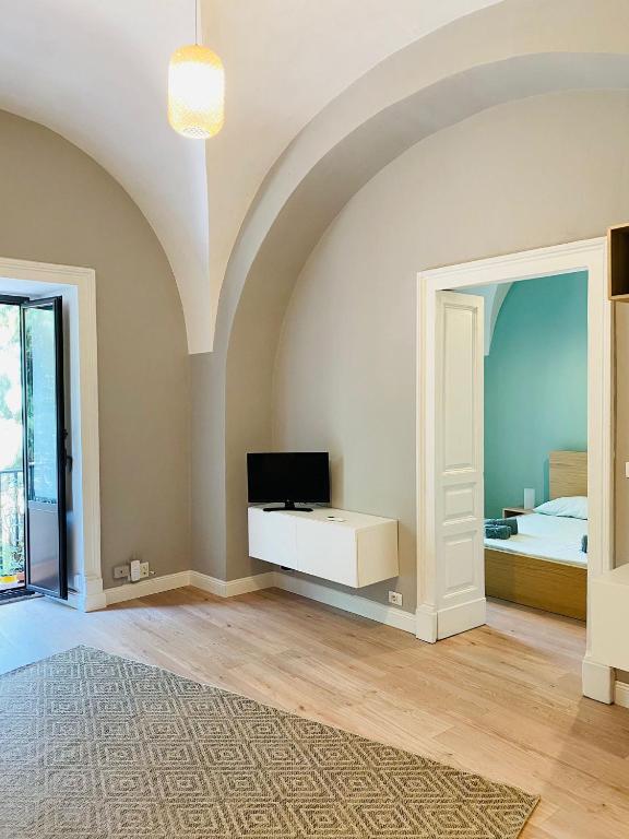 Televízia a/alebo spoločenská miestnosť v ubytovaní Duomo Treehouse