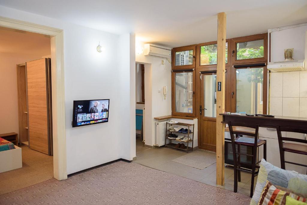 TV a/nebo společenská místnost v ubytování Center Walking Apartment and Room