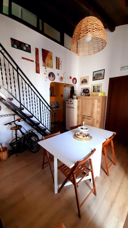 uma cozinha com uma mesa branca e uma escada em Guest House Beati Paoli em Palermo