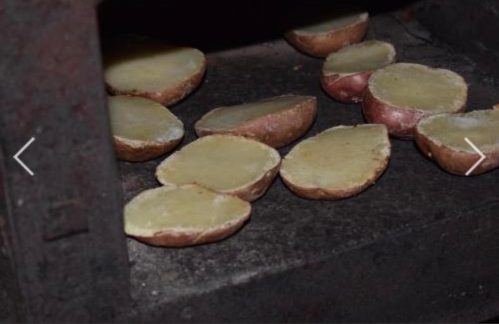 - un groupe de pains cuits sur un grill dans l'établissement Cottage Dolovi, à Nikšić