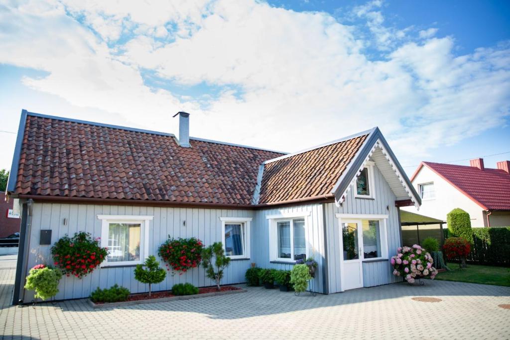 Casa blanca con techo marrón en Žvejo kiemelis, en Šilutė