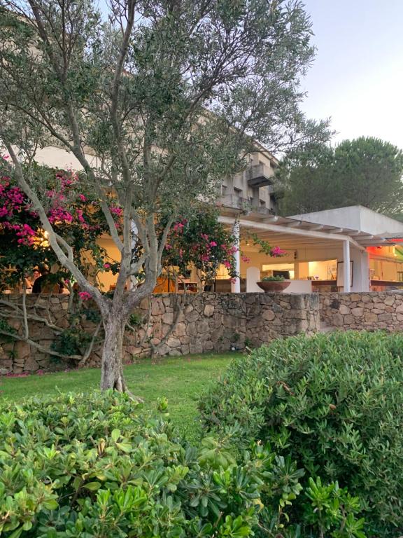 Vonkajšia záhrada v ubytovaní Sardegna Costa Corallina Appartamento Luxury Vista Mare in splendido villaggio - IUN R6511