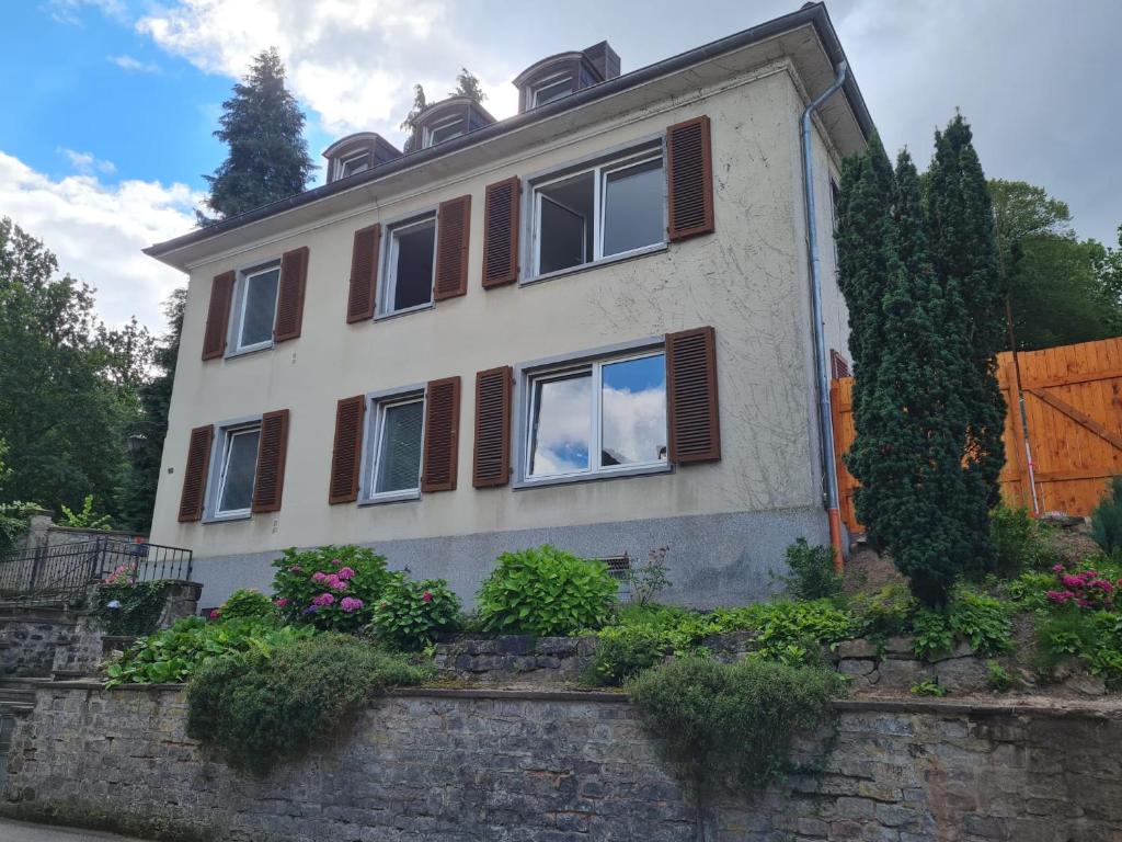 ein Haus mit Fenstern auf einer Backsteinmauer in der Unterkunft Ferienwohnungen Stella, Adrián in Saarbrücken