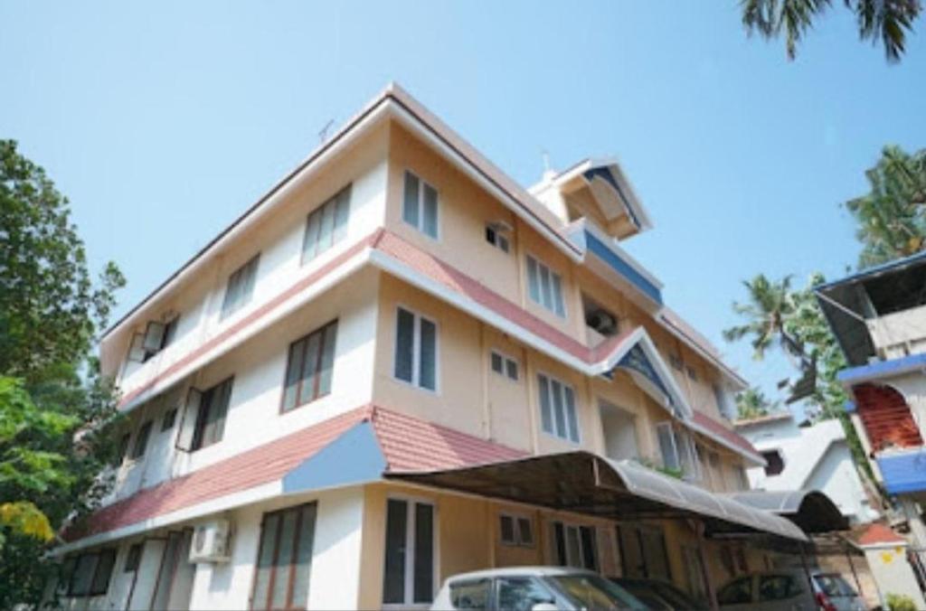 een groot gebouw met veel ramen bij Andoor Homes, Apt 2D in Trivandrum