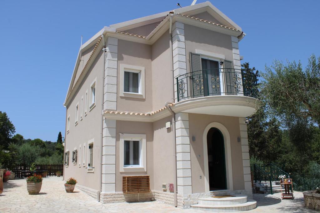 ein Haus mit Balkon darüber in der Unterkunft Luxury Villa Breeze with Private Pools in Dassia