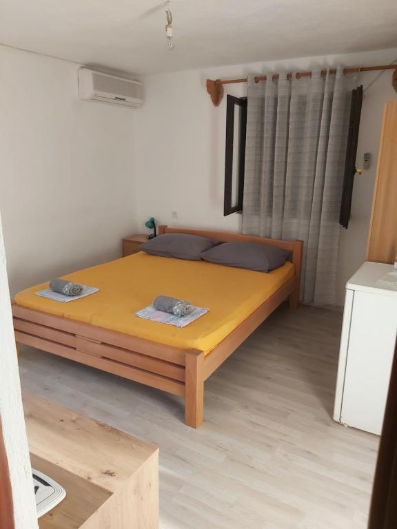um quarto com uma cama de madeira num quarto em Soba Janja em Bol