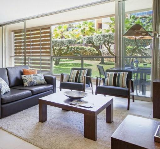 sala de estar con sofá y mesa de centro en Novo Apartamento T2 Herdade dos Salgados - Vila das Lagoas, en Guia