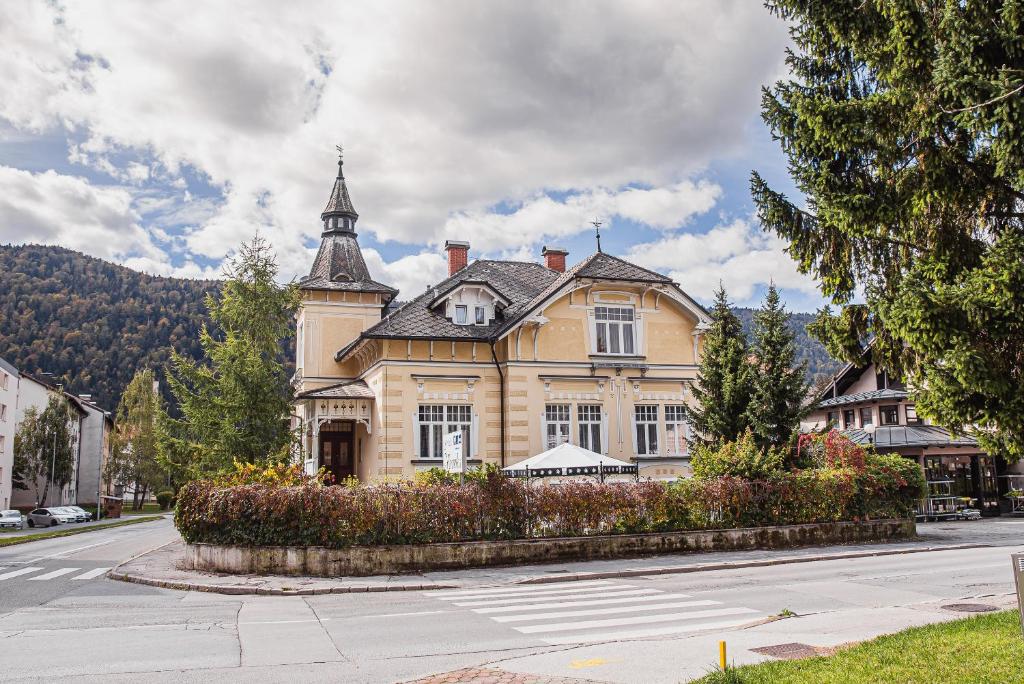 Nespecifikovaný výhled na hory nebo výhled na hory při pohledu z hotelu