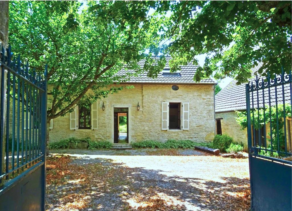 ein Backsteinhaus mit einem Tor davor in der Unterkunft La Malinette bio B&B, calme et authenticité in Mâlain