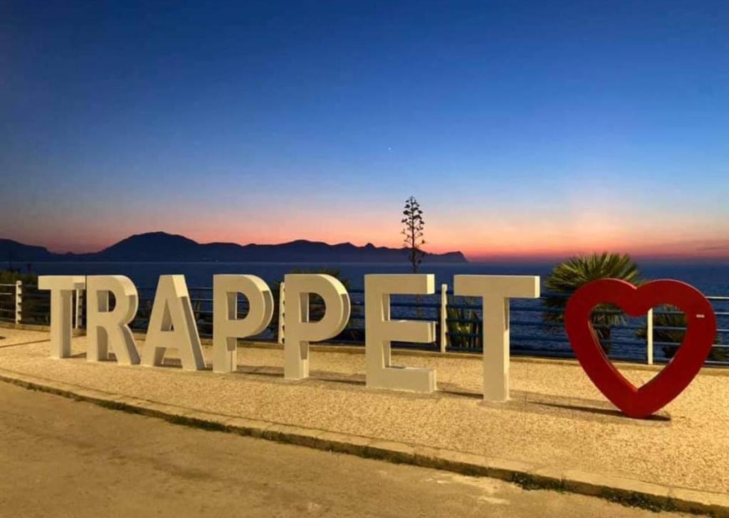 Una señal que dice esperanza y dos corazones en una playa en Casa vacanza da Mirella e Peppe, en Trappeto