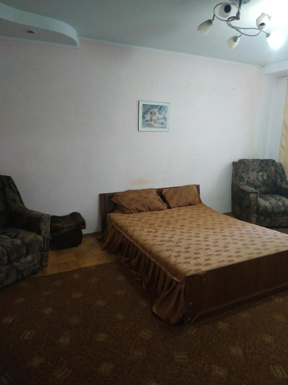 Un pat sau paturi într-o cameră la Квартиры