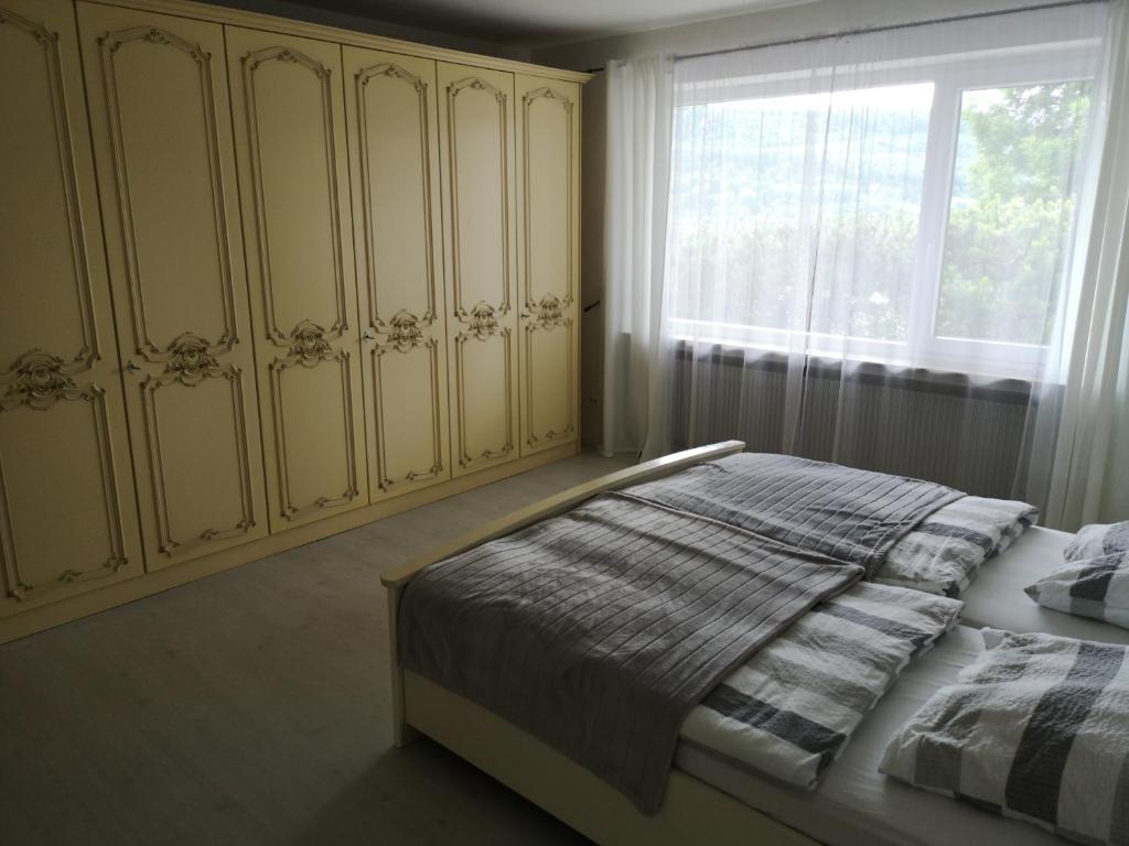 Postel nebo postele na pokoji v ubytování Residenz am Schloßberg