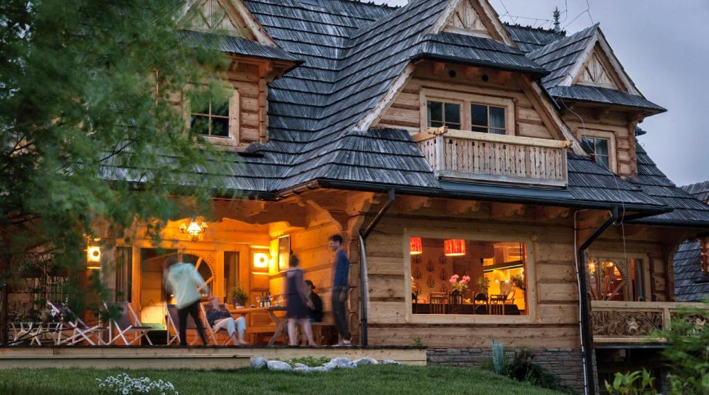 une maison avec des personnes debout à l'extérieur dans l'établissement DOM Krzeptówki 133, à Zakopane