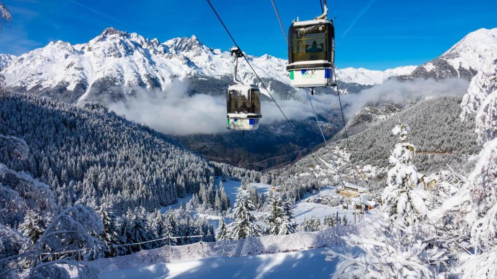 a ski lift flying over a snow covered mountain at Les pistes, studio 4 personnes au pied du télécabine in Oz