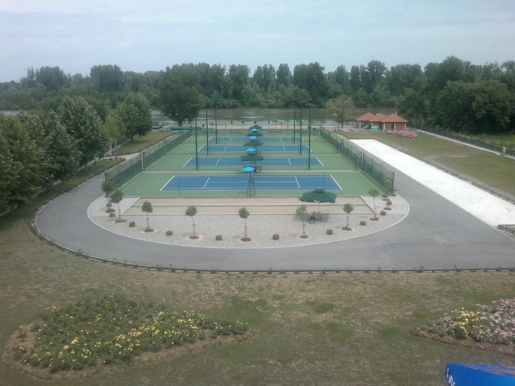 Tenis a/nebo squash v ubytování Hotel Marina OASA nebo okolí