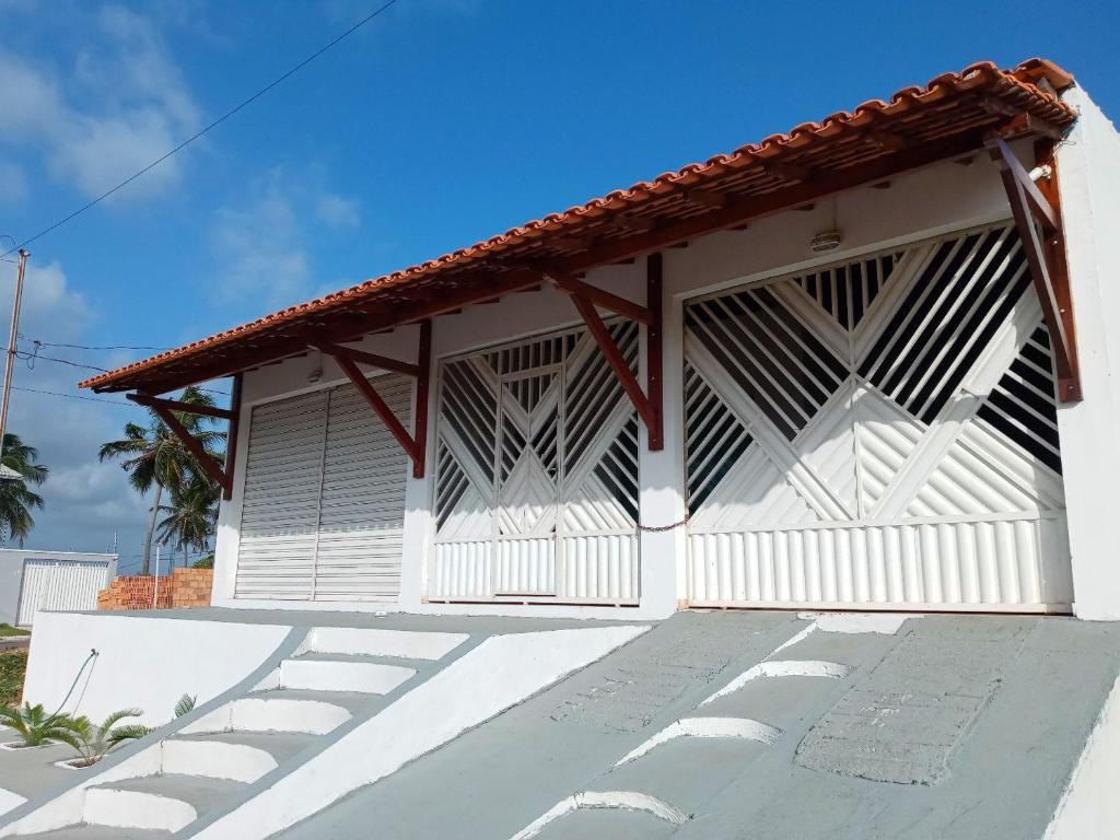 een wit huis met een rood dak bij Salinas praia do atalaia in Salinópolis