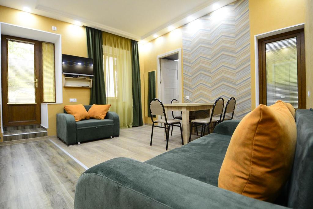 Гостиницы в тбилиси недорого в центре. Тбилиси апартаменты. Luxury Apartment in the City Centre Тбилиси. Big three Apartments Тбилиси. Georgia Apartment Tbilisi.