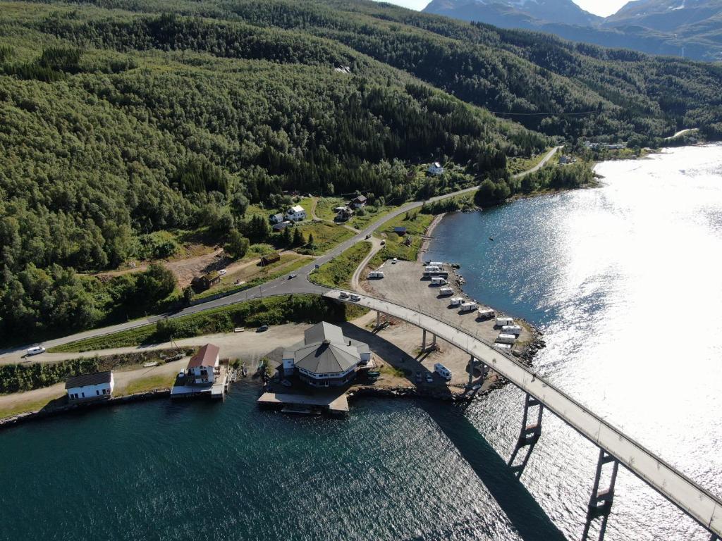 uma vista aérea de uma ponte sobre uma massa de água em Arctic Inn em Gratangen