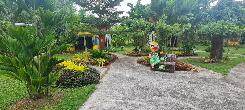 a garden with a statue in the middle of a park at Nubdao Resort&Restaurant in Nong Prue