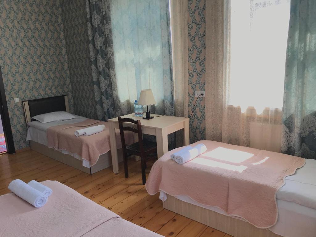 Postel nebo postele na pokoji v ubytování HOTEL JULIA Akhaltsikhe