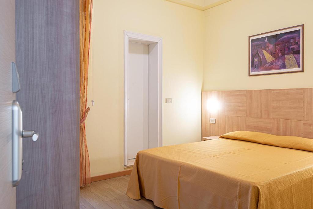 Łóżko lub łóżka w pokoju w obiekcie Hotel Corinna