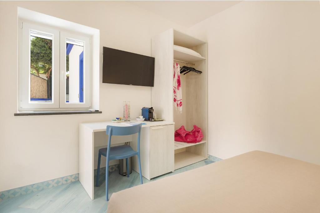 TV a/nebo společenská místnost v ubytování Poseidonia Rooms