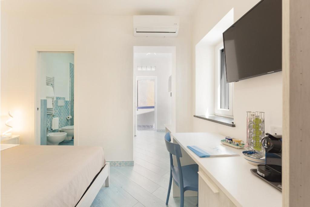 TV a/nebo společenská místnost v ubytování Poseidonia Rooms