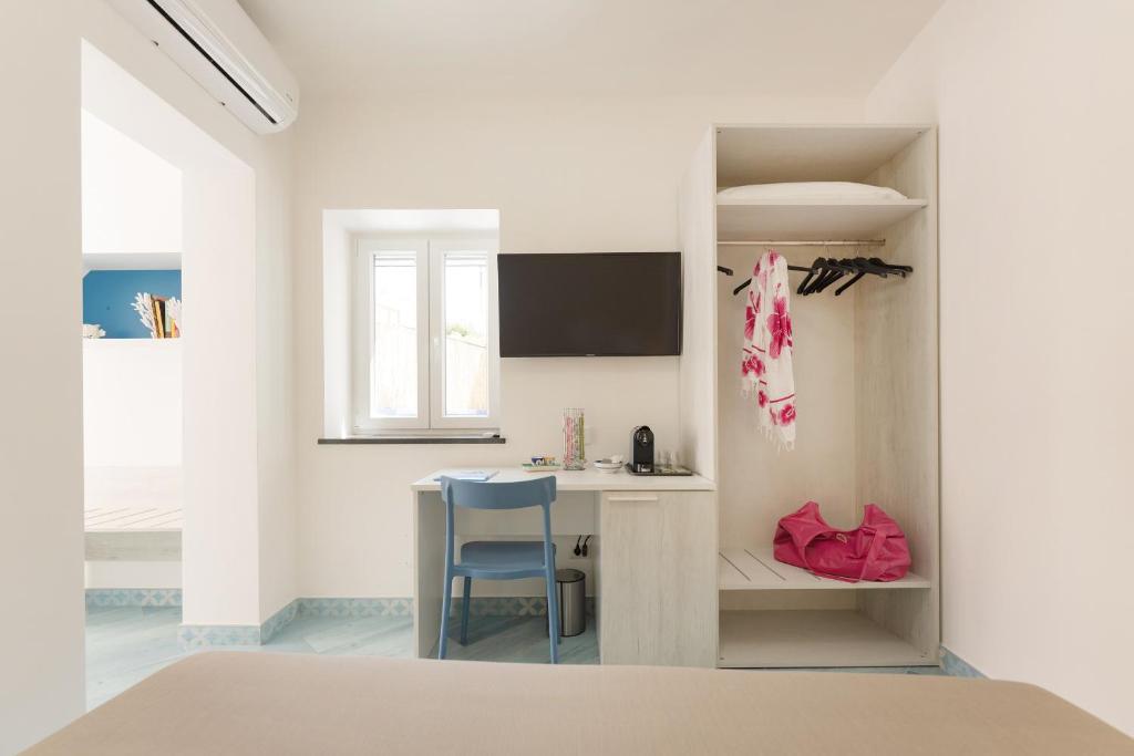 TV a/nebo společenská místnost v ubytování Poseidonia Rooms