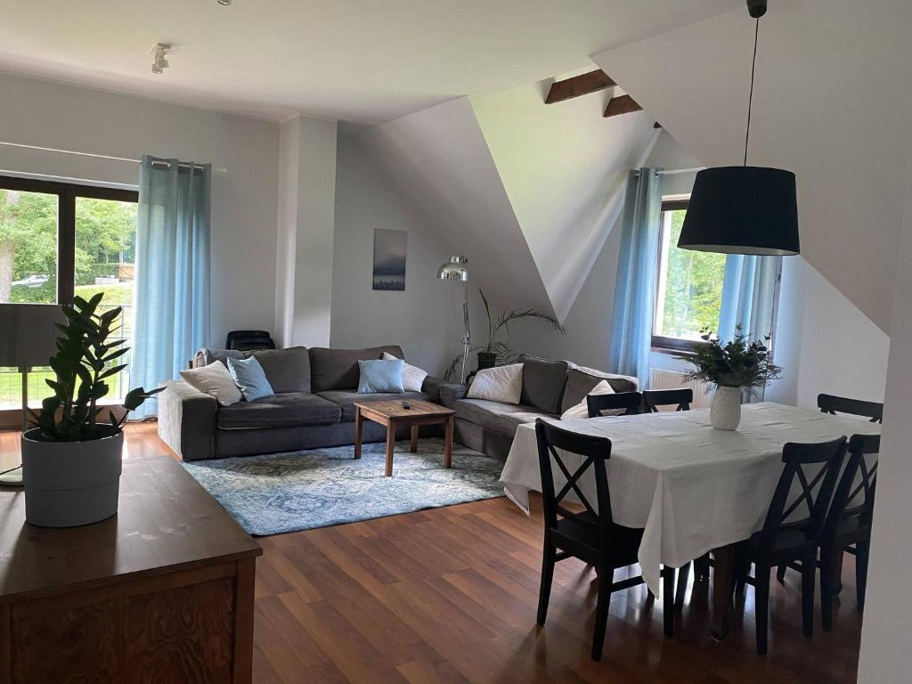 ein Wohnzimmer mit einem Tisch und einem Sofa in der Unterkunft Apartament Olszynka in Danzig