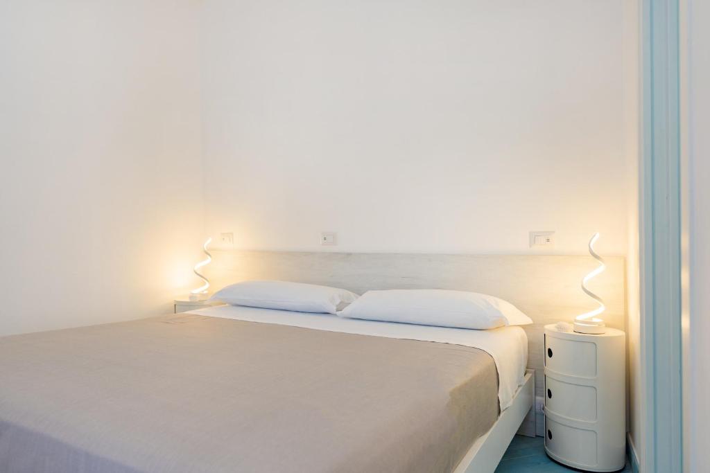Postel nebo postele na pokoji v ubytování Poseidonia Rooms