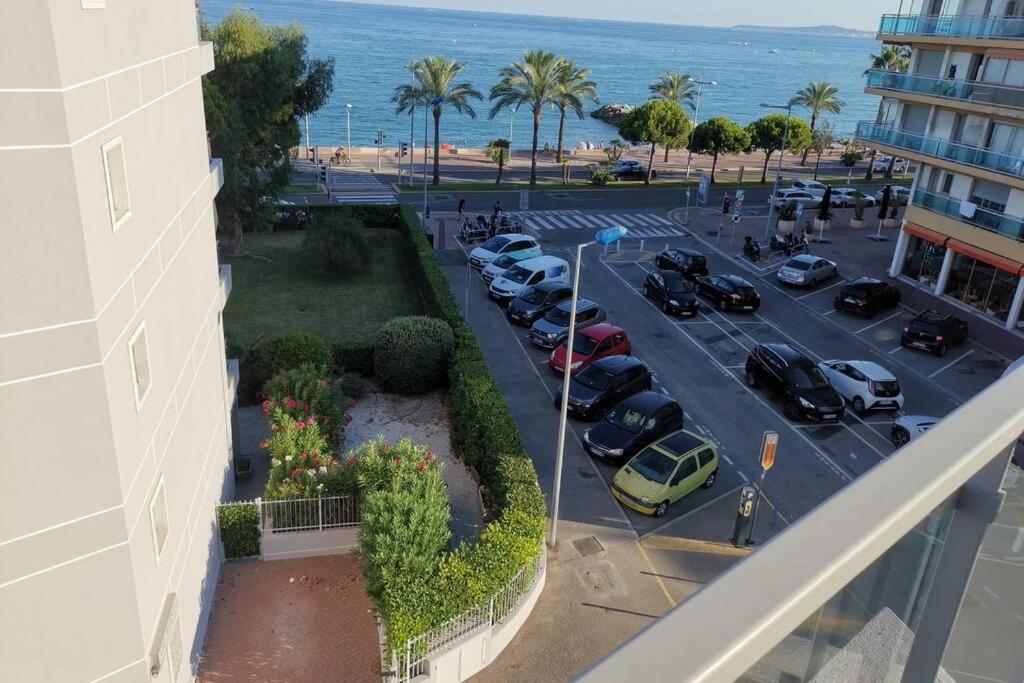- une vue aérienne sur un parking situé à côté d'un bâtiment dans l'établissement Appartement 6 personnes face à la mer, à Cagnes-sur-Mer